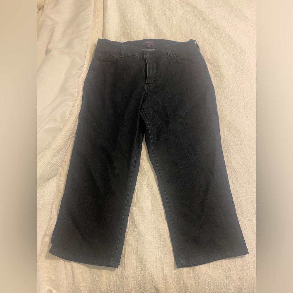 Womens Capri Jeans.Size 12. Back pockets with rhinestones.